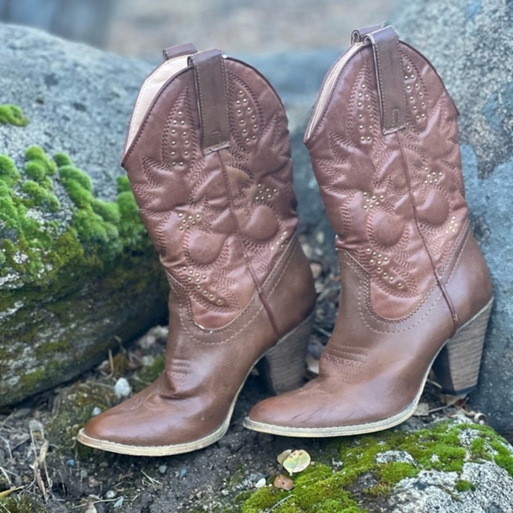 Brown studded cowboy western boots|7.5